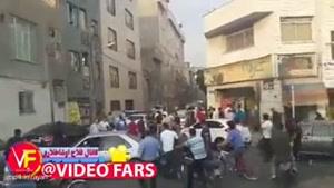 یک راننده فراری با خودروی اوپتیما در منطقه ۱۷ تهران دیوانه‌وار به چندین خودرو زد و فرار کرد!
