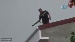 یک فرد مسلح از روی پشت بام ساختمانی در شهر استانبول به صورت بی هدف در حال تیراندازی است