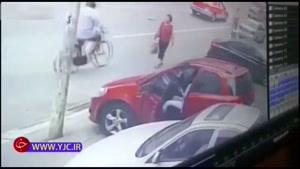 له شدن پای راننده زن لای درب خودرو