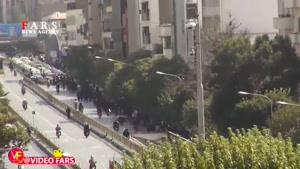 مردم همچنان در راه میدان امام حسین (ع)/ جمعیت از میدان فردوسی در حال حرکت است