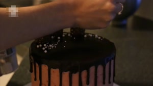 آموزش تزیین کیک توت فرنگی با روکش شکلاتی