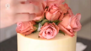 آموزش تزیین کیک با گلهای طبیعی