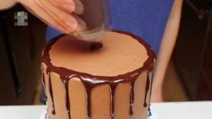 آموزش تزیین کیک شکلاتی با دونات