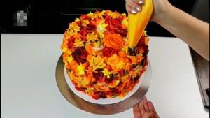 آموزش تزیین کیک با گلهای رنگی خامه ای
