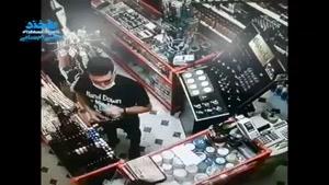 سرقت تلفن همراه در روز روشن از داخل یک مغازه 