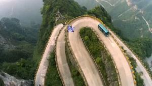 ویدیویی خیر کننده از پرواز با  وینگ سوئیت در مناطق کوهستانی 
