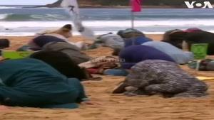 حرکات عجیب معترضین به تغییرات آب و هوا در ساحل سیدنی