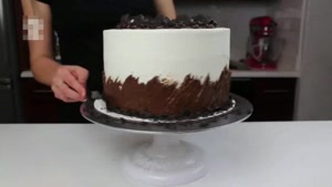  آموزش تزیین کیک شکلاتی چند لایه 
