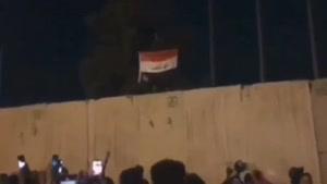 برافراشتن پرچم عراق بر دیوارهای کنسولگری ایران توسط آشوبگران