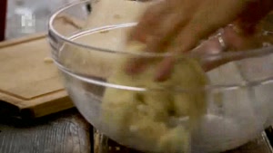 طرز تهیه خمیر فطیر با قارچ و تخم مرغ