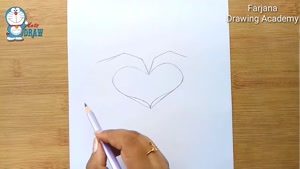 آموزش نقاشی طرح قلب درمیان دو دست