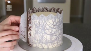 تزیین کیک خامه ای با برچسب شکلات