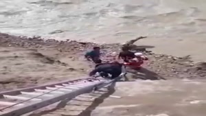 لحظه نجات مادری در رودخانه ی خرم آباد