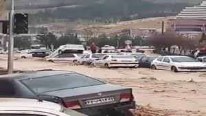 وضعیت خودروهای آسیب‌دیده در دروازه قرآن شیراز در اثر سیلاب