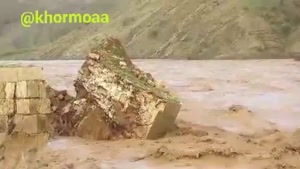 Namasha.com - سیل و خروش رودخانه بخشی از پل تاریخی کشکان را خراب کرد