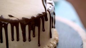 طرز تهیه کیک لایه ای شکلاتی