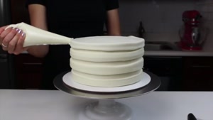 تزیین کیک خامه ای با برگر