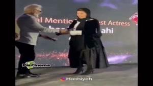 لحظه ی دریافت جایزه ی بهترین بازیگر زن هشتمین جشنواره فیلم های ایرانی 