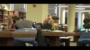 دوربین مخفی غذا خوردن پر صدا در کتابخانه