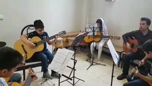 گوشه ای از تمرینات گروه گیتار کودک استاد کریمی در آموزشگاه موسیقی آراد