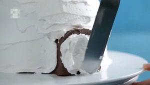 طرز تهیه کیک  شکلاتی کلبه برفی