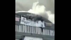 پریدن  و خودکشی دانش آموزان از ساختمان آتش گرفته