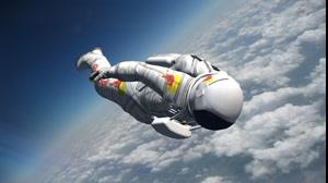 سقوط آزاد  خیره کننده از فضا به طرف زمین 