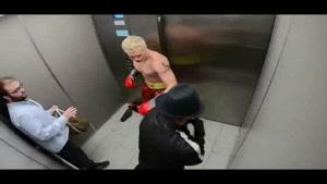 دوربین مخفی مبارزه خطرناک در آسانسور