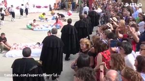 تماشا - فستیوال پرش شیطان از روی نوزاد در اسپانیا