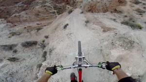 دوچرخه سواری خطرناک در کوهستانها 