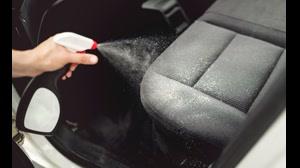 تمیز کردن سطح چرمی خودرو با اسپری مخصوص