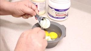  فیلم  آموزش طرز تهیه ماسک تقویت کننده مو با تخم مرغ