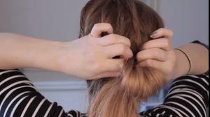کلیپ یک روش ساده و زیبا بستن مو در خانه