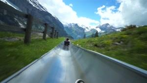 سرسره بازی در کوهستان های خیره کننده ی سوئیس