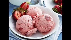 طرز تهیه بستنی خامه ای با طعم توت فرنگی