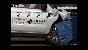 تست تصادف ماشین  Ford endeavour vs Toyota fortuner 2018