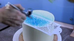 طراحی روی کیک با تم آبی کاربنی