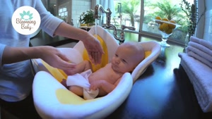 شستن نوزاد در روشویی با اسفنج حمام نوزاد 