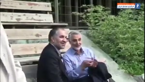 حاج قاسم سلیمانی در کنار همرزمان کرمانی در زمین فوتبال