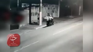 فرار دو سارق موتورسوار از یک زن تنها در خیابان!