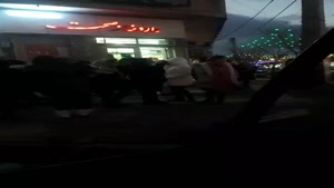 هجوم مردم به داروخانه ها برای خرید ماسک در پی شیوع کرونا 