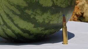 ویدئو صحنه آهسته از شلیک به هندوانه با تفنگ تک تیر