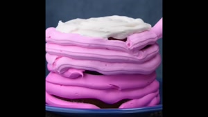 طرز تهیه کیک تولد با روکش خامه های رنگی در خانه