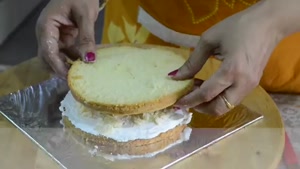 طرز تهیه کیک خامه ای با روکش سفید و تزئین گیلاس