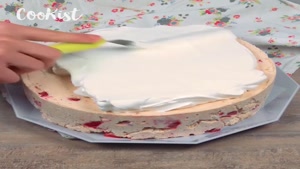 طرز تهیه کیک خامه ای توت فرنگی بدون نیاز به پخت