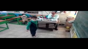 واکنش محسن تنابنده به رقص بامزه دانش آموز ابتدایی سر کلاس