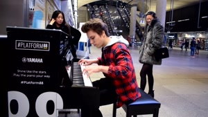 پیانو نوازی بسیار زیبا در مترو