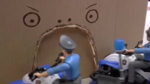 پلیس بازی با سنیا و کمک به ماشین ها در غار 