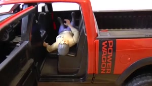 ماشین بازی کودکانه با سنیا - پلیس به دنبال دزد موتور سیکلت