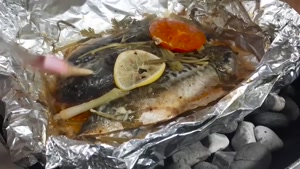 طبخ ماهی روی سنگ